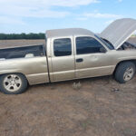 Policía ministerial asegurando Chevrolet Silverado en la huerta "La Riqueña" de Nuevo Casas Grandes por daños ocasionados.