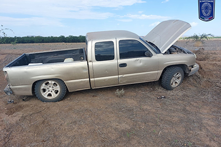 Policía ministerial asegurando Chevrolet Silverado en la huerta "La Riqueña" de Nuevo Casas Grandes por daños ocasionados.