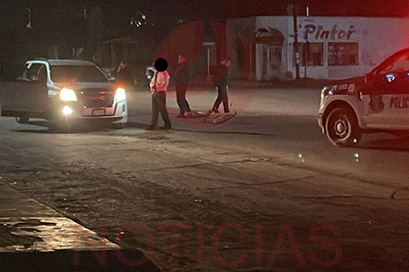 Ciclista siendo atendido tras ser atropellado en las calles Hidalgo y 16 de septiembre en el centro de Nuevo Casas Grandes.