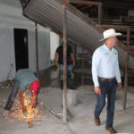 Ammón Dayer LeBaron Tracy, alcalde de Galeana, supervisando la rehabilitación del Palenque Ángel Miramontes en la colonia LeBaron, constatando los avances para su próxima inauguración.