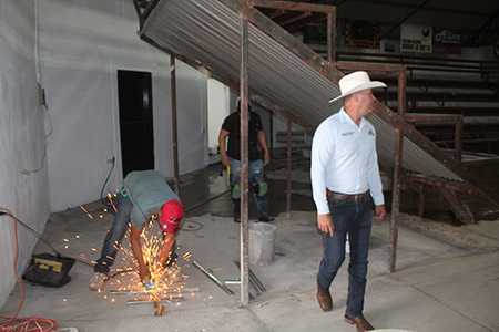 Ammón Dayer LeBaron Tracy, alcalde de Galeana, supervisando la rehabilitación del Palenque Ángel Miramontes en la colonia LeBaron, constatando los avances para su próxima inauguración.