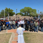 Participantes del Biker Fest 2024 en Casas Grandes recibiendo una bendición antes de iniciar su recorrido por la sierra.