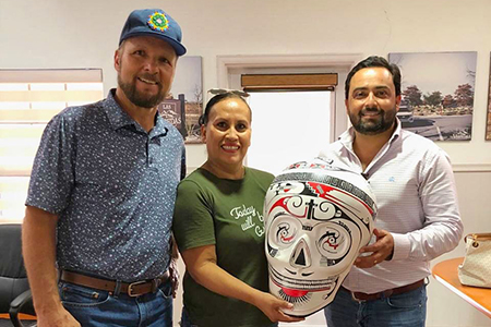 La "Calavera de la Serpiente Paquimeña" diseñada por Lila Silveira, artesana de Mata Ortiz, combina tradición y espiritualidad en una obra única.