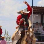 Jóvenes campeones del rodeo juvenil 2024 en Nuevo Casas Grandes celebrando sus triunfos.