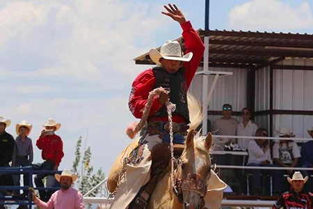 Jóvenes campeones del rodeo juvenil 2024 en Nuevo Casas Grandes celebrando sus triunfos.