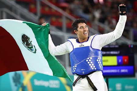 Carlos Sansores celebrando una de sus victorias en campeonatos mundiales de taekwondo.