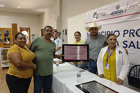 El Presidente Municipal Roberto Lucero recibe la certificación de Municipio Promotor de la Salud para Casas Grandes de parte de la titular de la Quinta Jurisdicción Sanitaria.