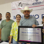 Presidente Municipal Roberto Lucero recibe certificación de Municipio Promotor de la Salud de manos de Alma Rosa Valles en Casas Grandes.