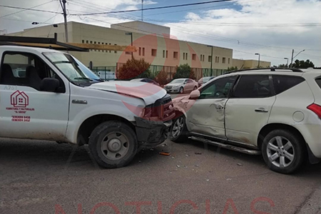 Choque en la intersección de Hidalgo y Emiliano Zapata en Nuevo Casas Grandes, con presencia de la Cruz Roja Mexicana y la Secretaría de Seguridad Pública Estatal.