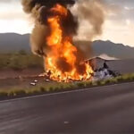 Tráiler en llamas tras aparatoso choque en la carretera de Ojo Laguna a Flores Magón, con unidades fuera de la cinta asfáltica.