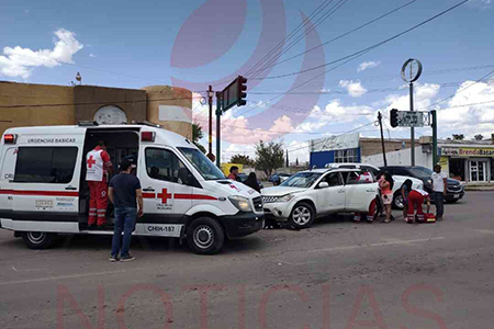 Vehículos involucrados en el choque múltiple en el cruce de Plan Alemán y 5 de mayo en Nuevo Casas Grandes.