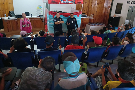 Personal de la SSPE impartiendo educación vial a niños en el cierre de la veraneada del DIF 2024 en Nuevo Casas Grandes.