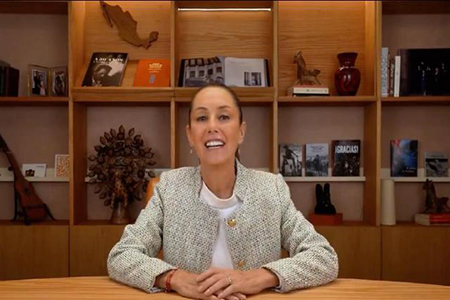 Claudia Sheinbaum recibiendo la constancia del TRIFE como presidenta electa de México el 15 de agosto.