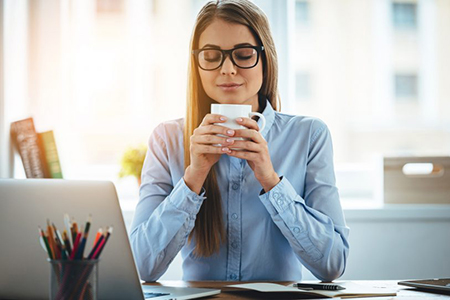 Aprende cómo aplicar mindfulness en el trabajo para reducir el estrés y mejorar la productividad. Técnicas efectivas y fáciles de implementar en tu rutina diaria.