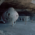 Vista interior de la Cueva de la Olla en Chihuahua, mostrando el antiguo granero prehispánico.