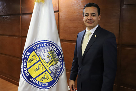 Daniel Constandse Cortez en la sesión del Consejo Universitario tras ser elegido rector de la UACJ.