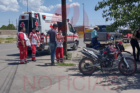 Accidente de tránsito en la intersección de 16 de Septiembre y Naciones Unidas en Nuevo Casas Grandes. Cruz Roja Mexicana brindó atención prehospitalaria a un motociclista lesionado que no requirió traslado al hospital. El incidente destaca la importancia de la precaución en el tráfico.