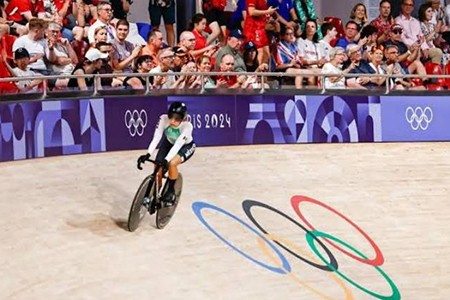 Close-up de Daniela Gaxiola en el velódromo, lista para competir en el repechaje de ciclismo en pista.