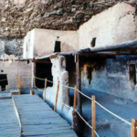 Vista panorámica de las Cuarenta Casas en Chihuahua, mostrando las estructuras de adobe y piedra construidas por la cultura Paquimé entre los años 1060 y 1205 d.C.