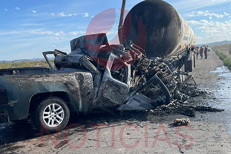 Escena del accidente en el tramo Ciudad Juárez-El Entronque, donde una pipa de gas y una pickup chocaron de frente, dejando dos personas sin vida.