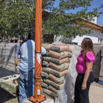 Edith Escárcega entrega block y cemento subsidiados a familias de Nuevo Casas Grandes, apoyando su economía.