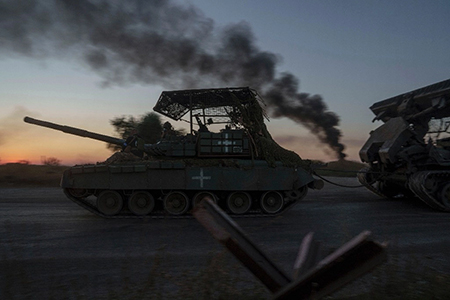 Soldados ucranianos avanzando lentamente en la región de Kursk, donde el conflicto se ha estancado tras 12 días de combates intensos.