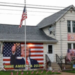 Kamala Harris y Tim Walz inician una gira en autobús por Georgia, un estado clave para la elección presidencial de 2024, mientras sus contrincantes republicanos, Donald Trump y J.D. Vance, realizan actos de campaña en Pensilvania y Michigan, tres de los estados más decisivos en la contienda electoral.