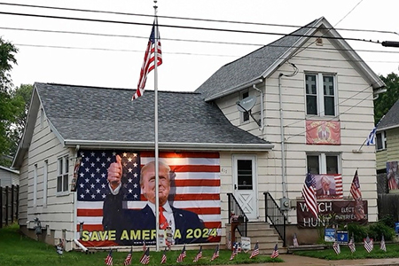 Kamala Harris y Tim Walz inician una gira en autobús por Georgia, un estado clave para la elección presidencial de 2024, mientras sus contrincantes republicanos, Donald Trump y J.D. Vance, realizan actos de campaña en Pensilvania y Michigan, tres de los estados más decisivos en la contienda electoral.