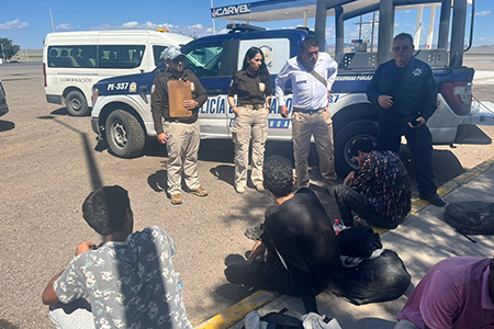 Autoridades de Chihuahua rescatan a 10 migrantes africanos secuestrados en la carretera Chihuahua-Villa Ahumada.