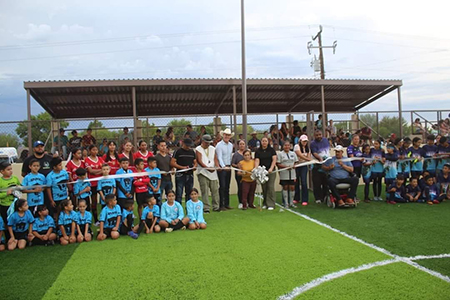 Inauguración de la cancha de fútbol rápido "Felipe Luna" en Galeana, con pasto sintético y apoyo del presidente municipal Ammón Dayer LeBaron Tracy.