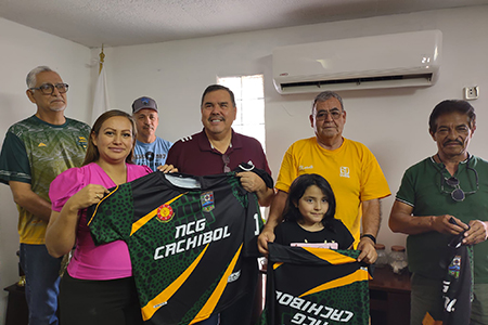 Presidenta municipal Edith Escárcega entrega uniformes a equipos de cachibol y árbitros en Nuevo Casas Grandes.