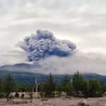 El volcán Shiveluch en Kamchatka erupciona tras un sismo de magnitud 7.0, lanzando cenizas a 5 kilómetros de altura y activando alerta roja.