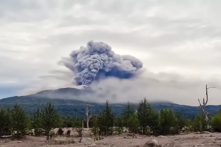 El volcán Shiveluch en Kamchatka erupciona tras un sismo de magnitud 7.0, lanzando cenizas a 5 kilómetros de altura y activando alerta roja.