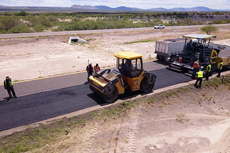 Trabajos de mantenimiento en la carretera Panamericana, incluyendo la rehabilitación de la carpeta asfáltica y la colocación de membrana geotextil.