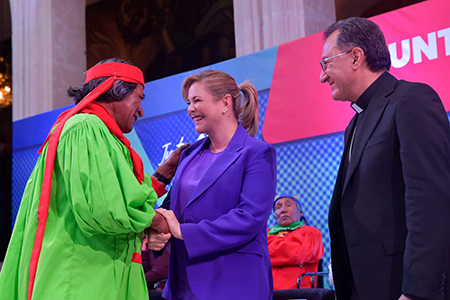 Maru Campos durante la presentación de los resultados de la estrategia "Juntos por la Sierra Tarahumara" en el Día Internacional de los Pueblos Indígenas.