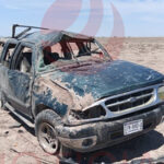 Escena del accidente en la carretera Ciudad Juárez-Puerto Palomas, donde un hombre de entre 50 y 60 años fue encontrado sin vida junto a una Ford Explorer siniestrada.