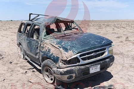 Escena del accidente en la carretera Ciudad Juárez-Puerto Palomas, donde un hombre de entre 50 y 60 años fue encontrado sin vida junto a una Ford Explorer siniestrada.