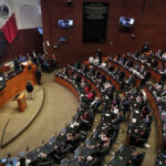 Javier Corral, ex gobernador de Chihuahua, es notificado de una orden de aprehensión en el Senado, previo a la sesión constitutiva.