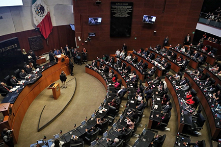 Javier Corral, ex gobernador de Chihuahua, es notificado de una orden de aprehensión en el Senado, previo a la sesión constitutiva.