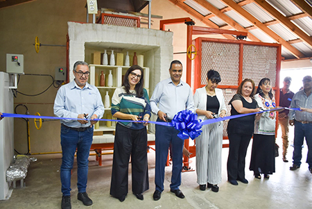 El subsecretario Jesús García y la directora de Fodarch, Joni Barajas, inauguran un horno de gas para alfarería en Ciudad Madera, beneficiando a más de 40 artesanos locales.