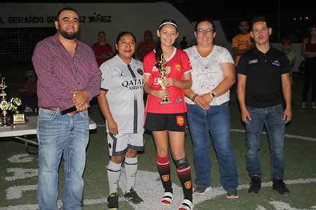 Jugadores del torneo de fútbol rápido en Galeana celebrando la premiación, donde las autoridades municipales reafirmaron su apoyo al deporte y reconocieron a los mejores jugadores.