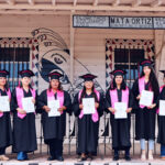 Graduadas del curso de costura en Juan Mata Ortiz, orgullosas con sus togas y birretes confeccionados por ellas mismas.