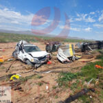 Escena del accidente frontal entre dos tracto camiones en el kilómetro 33 de la carretera Ojo Laguna a Flores Magón, con un camión incendiado.