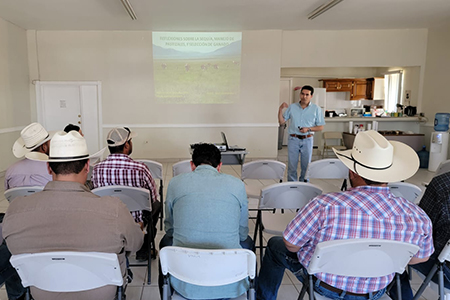 Ganaderos en plática sobre manejo de pastizales, selección de ganado y sequía en el noroeste de Chihuahua.