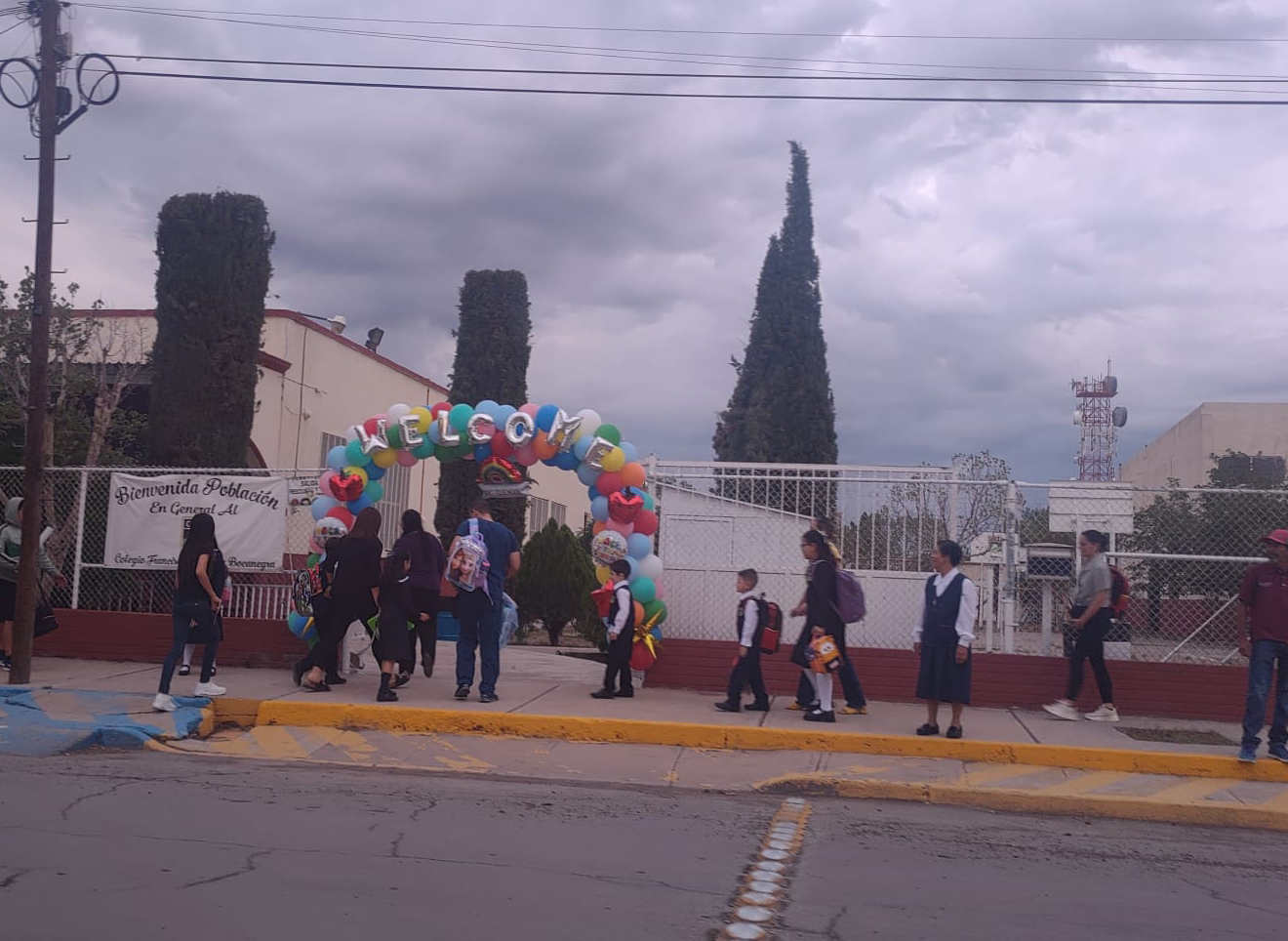 El secretario de Educación, Francisco Hugo Gutiérrez Dávila, inicia el ciclo escolar 2024-2025 en la Primaria Enrique C. Rébsamen, entregando útiles escolares simbólicamente.