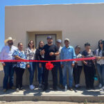 Roberto Lucero inaugurando el dispensario médico en la colonia Cuauhtémoc, acompañado por su esposa y funcionarios municipales.