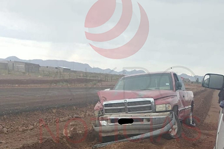 Pickup chocada en Casas Grandes tras impactar una Suburban y caer en una zanja al intentar huir.