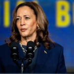 Kamala Harris, vicepresidenta de EE.UU., asegura la nominación demócrata para la presidencia, convirtiéndose en la primera mujer de color en lograrlo.