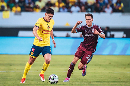 Luis Malagón del América arrodillado y desconsolado tras fallar el penal decisivo ante Colorado Rapids en la Leagues Cup.