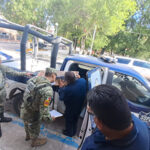 Personal de la SSPE asegurando armas durante la inspección en Valle de Zaragoza tras denuncias de extorsión.